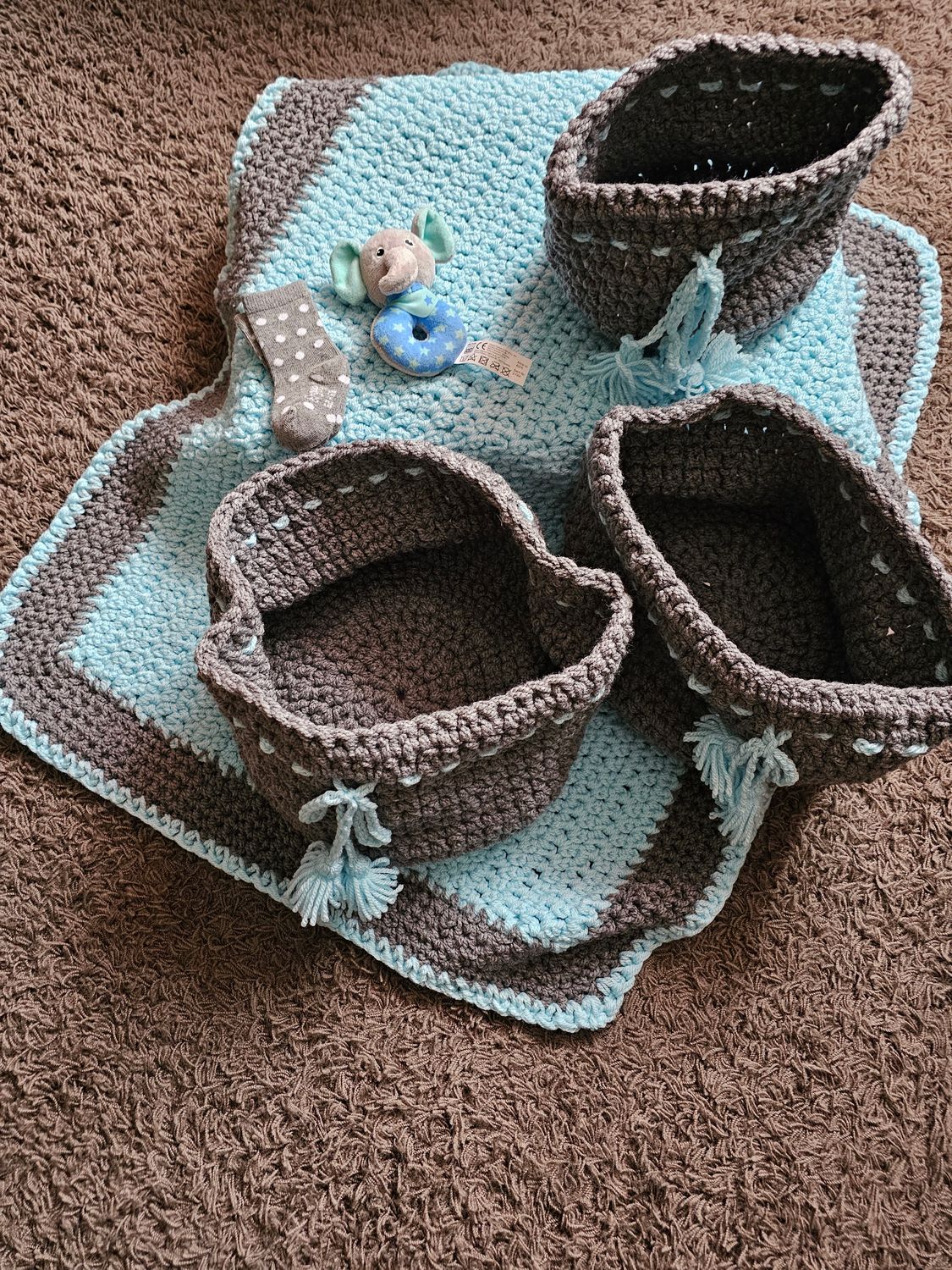 Kocyk niemowlęcy robiony na szydełku , 3 koszyki, przytulanka i skarpetki