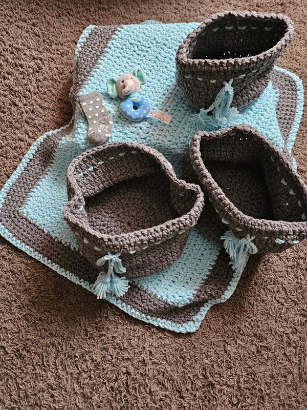 Kocyk niemowlęcy robiony na szydełku , 3 koszyki, przytulanka i skarpetki