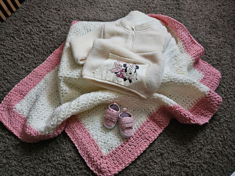 Kocyk niemowlęcy robiony na szydełku , adidasy i bluza Myszka Miki