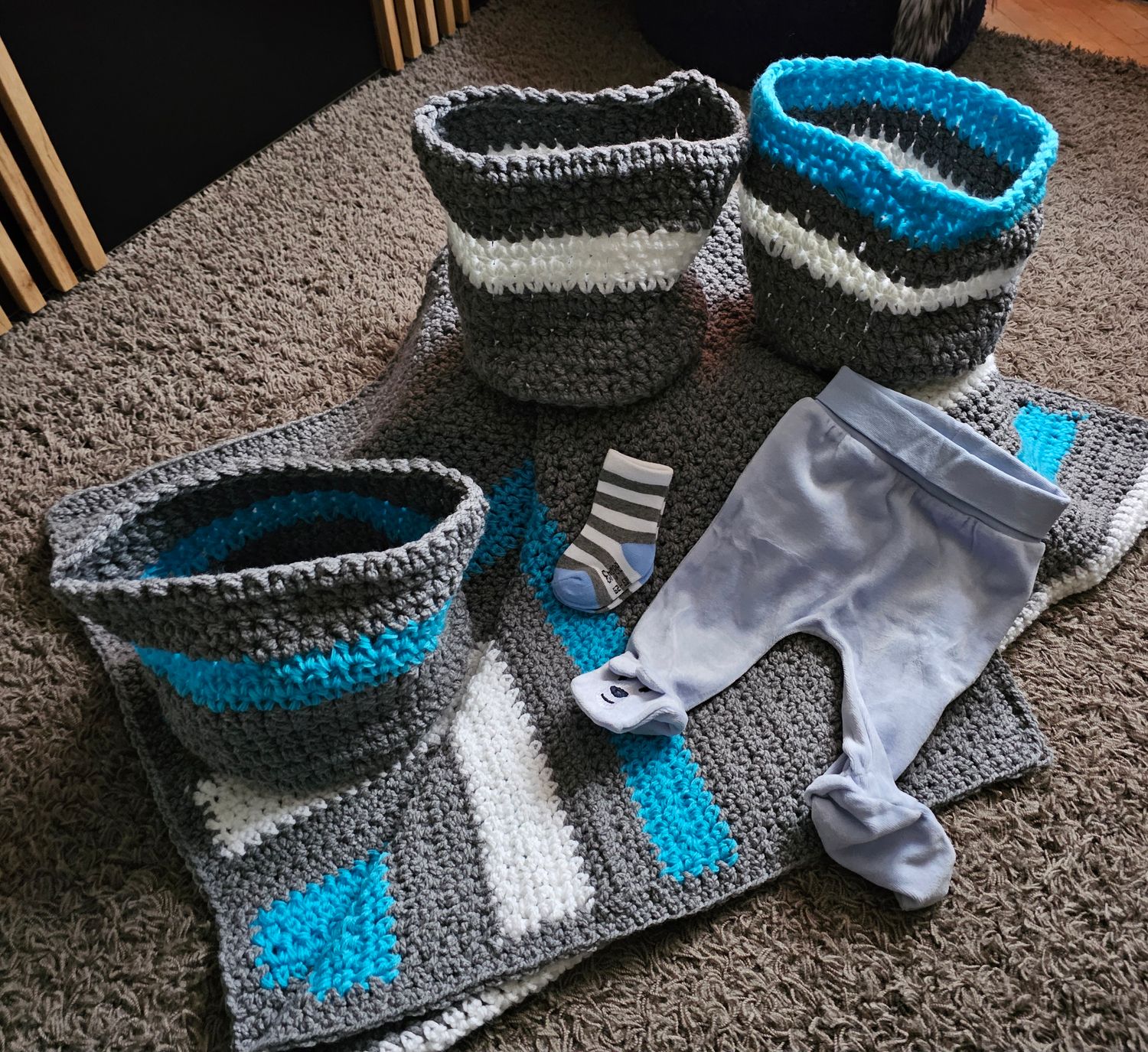 Kocyk niemowlęcy robiony na szydełku, 3 koszyki, skarpetki i spodenki