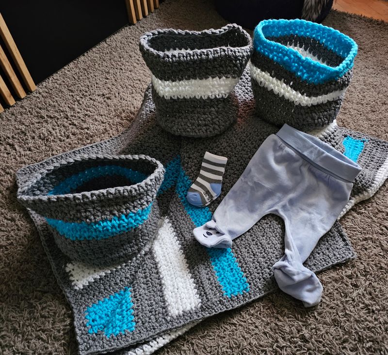 Kocyk niemowlęcy robiony na szydełku, 3 koszyki, skarpetki i spodenki