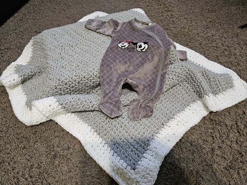 Kocyk niemowlęcy robiony na szydełku i śpiochy