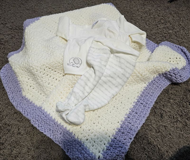 Kocyk niemowlęcy robiony na szydełku i piżamka