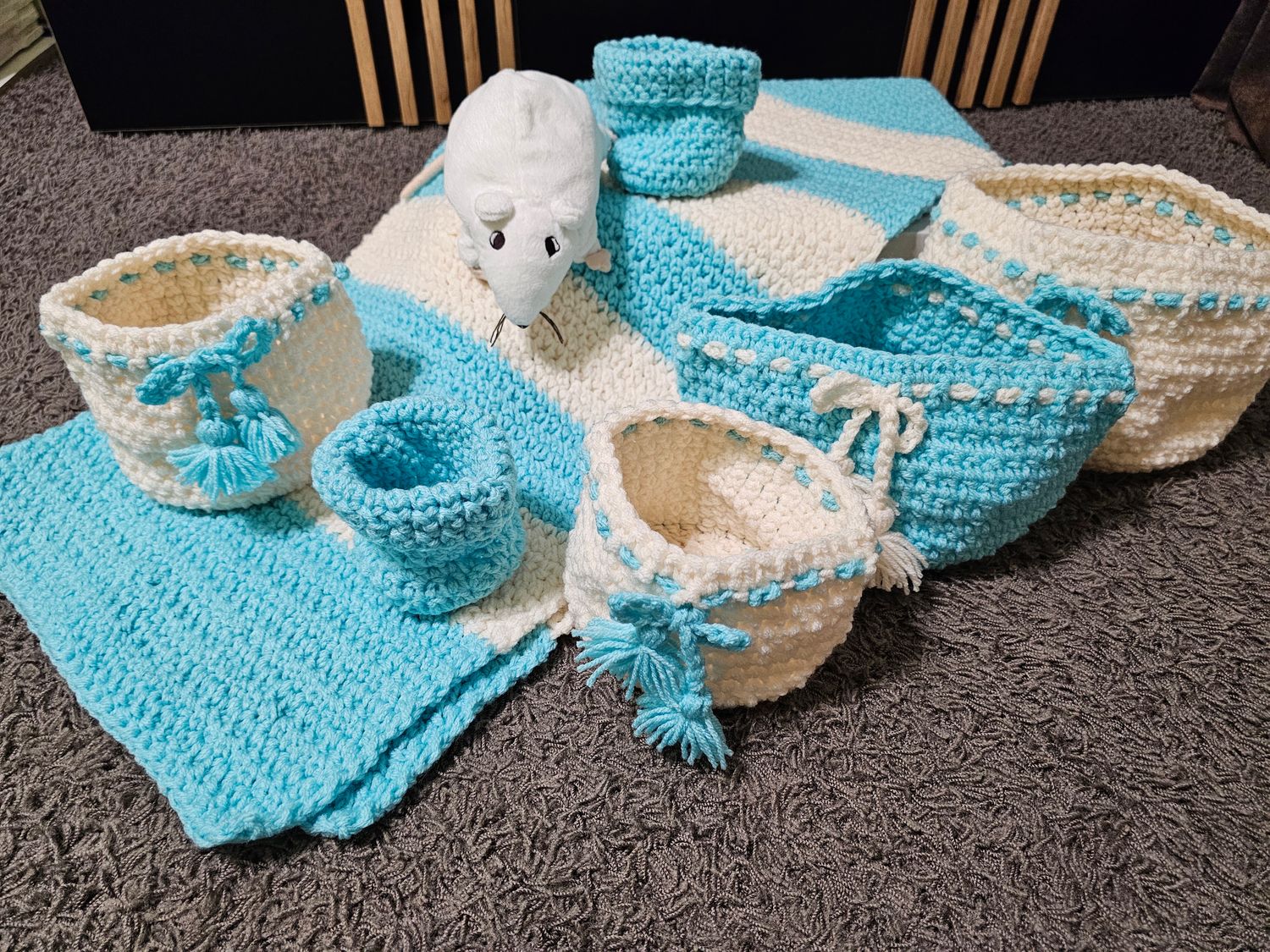 Kocyk niemowlęcy robiony na szydełku, 4 koszyki i przytulanka