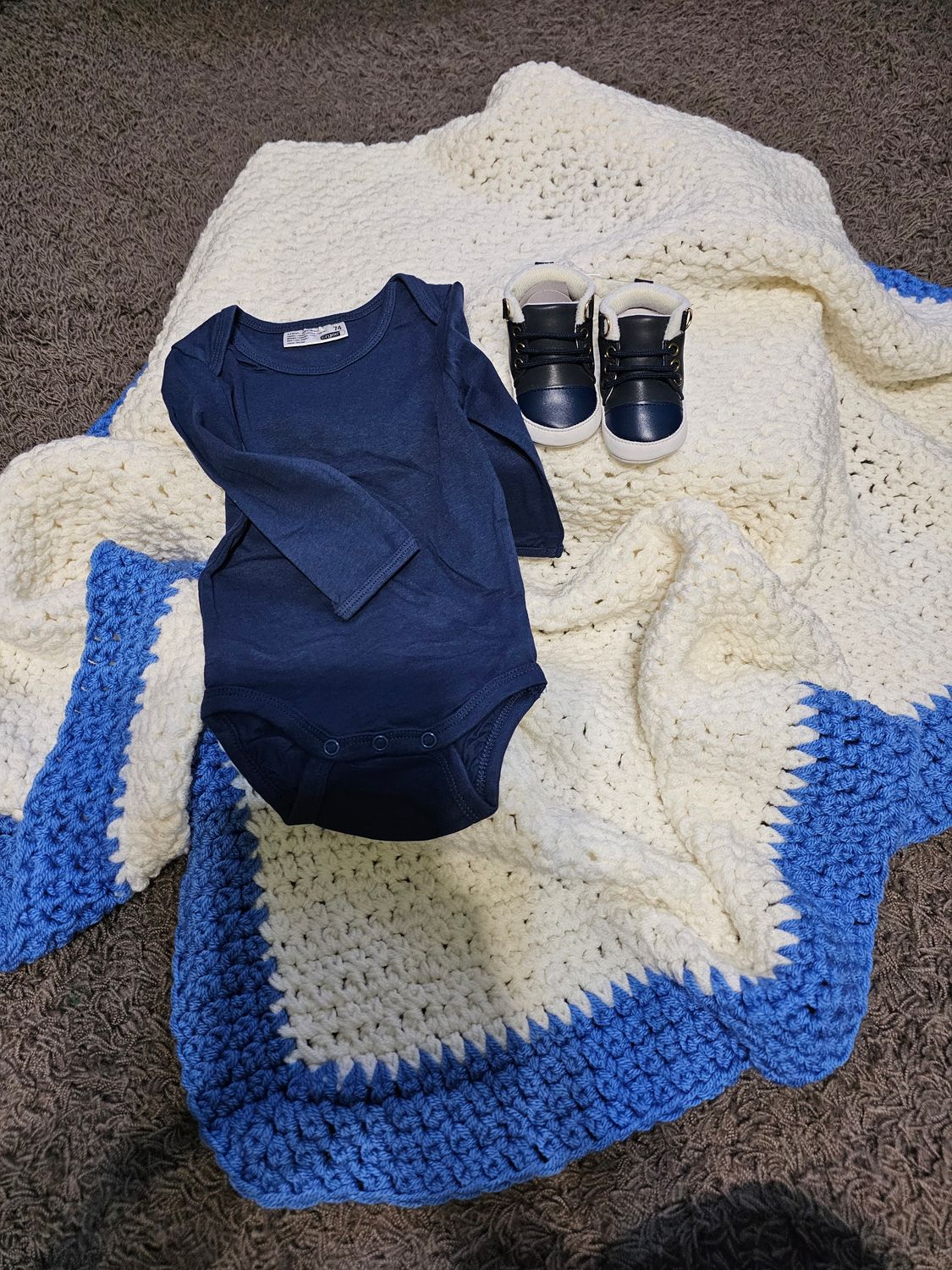 Kocyk niemowlęcy robiony na szydełku, body i buciki