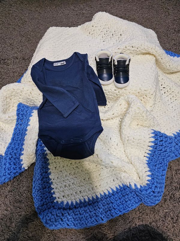 Kocyk niemowlęcy robiony na szydełku, body i buciki