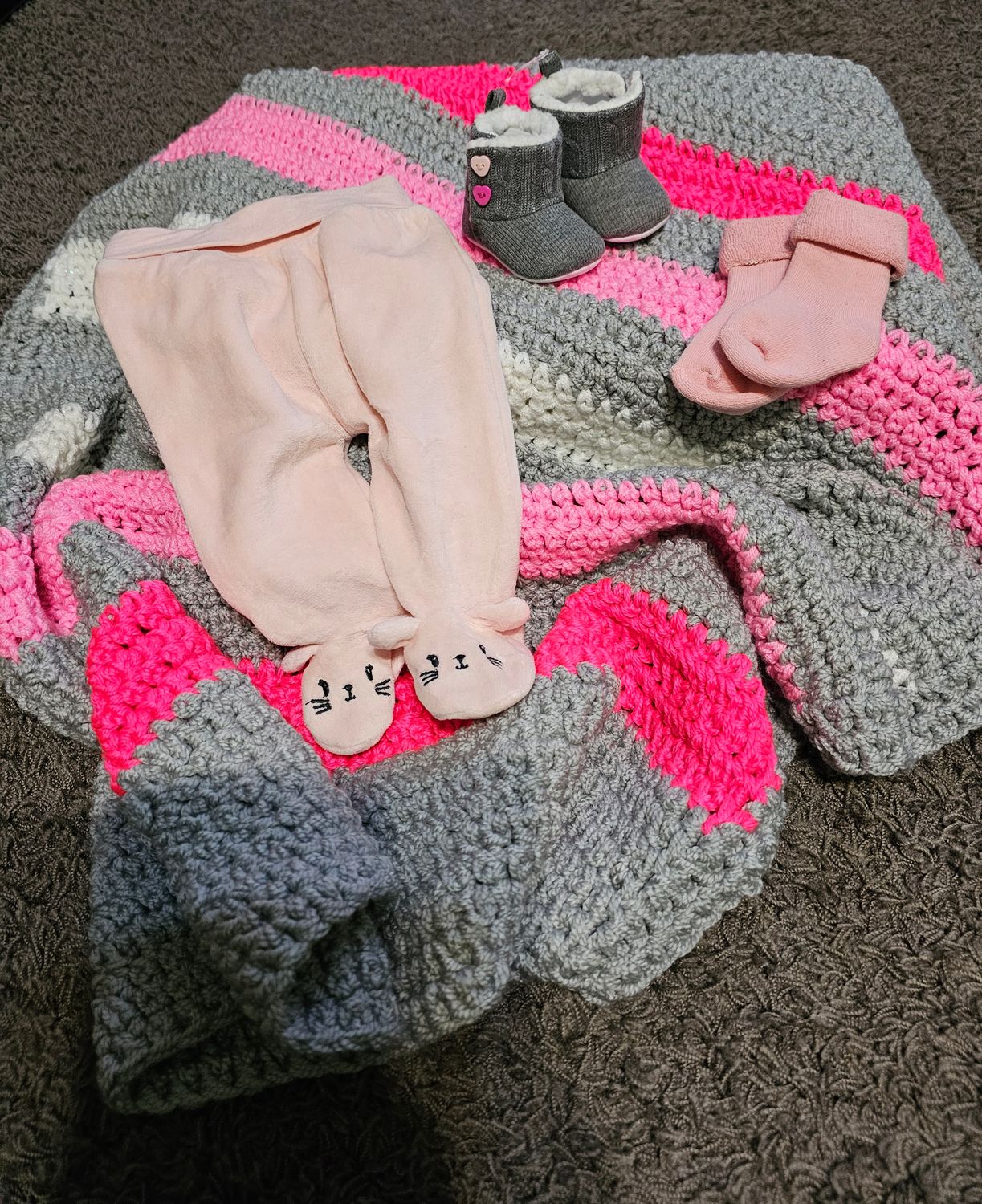 Kocyk niemowlęcy robiony na szydełku, buciki, skarpetki i spodenki