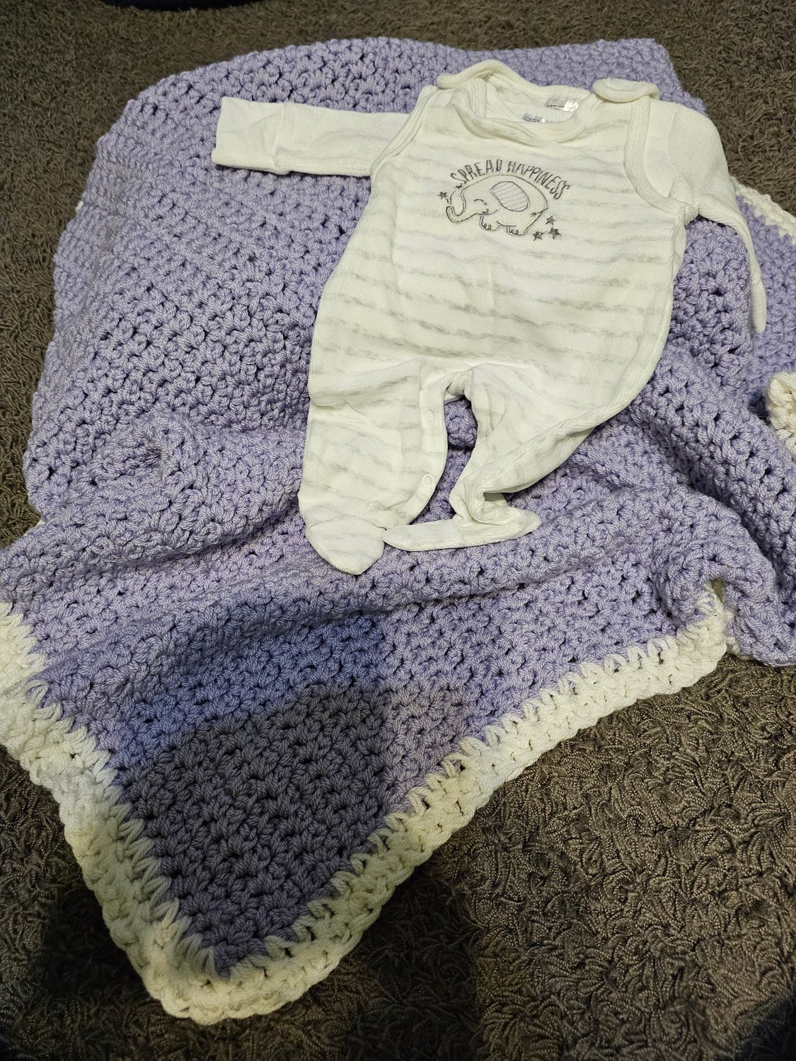 Kocyk niemowlęcy robiony na szydełku i śpiochy