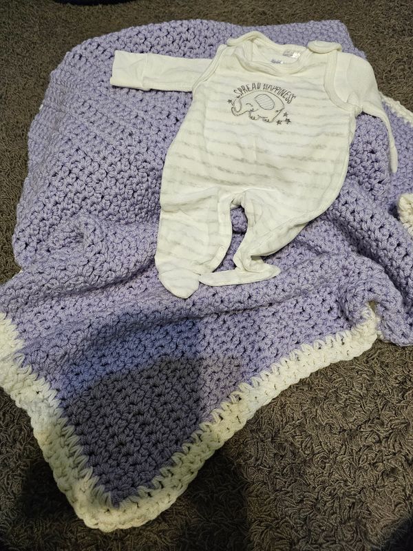 Kocyk niemowlęcy robiony na szydełku i śpiochy