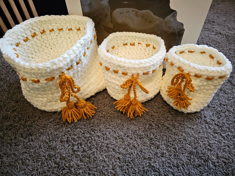 Kocyk niemowlęcy robiony na szydełku plus 3 koszyki i przytulanka