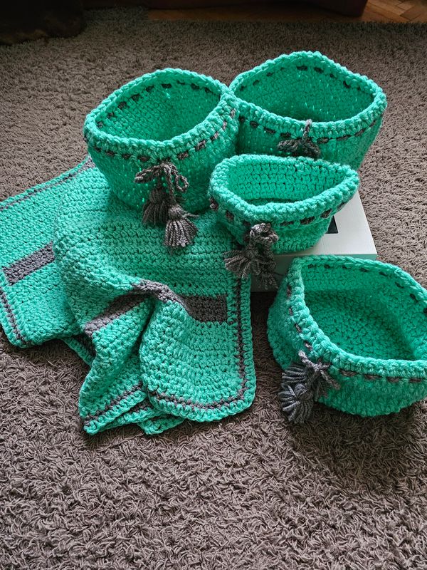 Kocyk niemowlęcy robiony na szydełko plus 4 koszyki