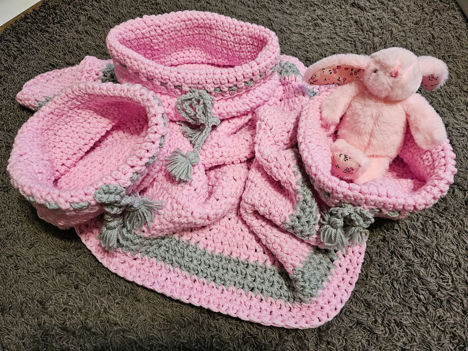 Kocyk niemowlęcy robiony na szydełku plus koszyki i przytulanka