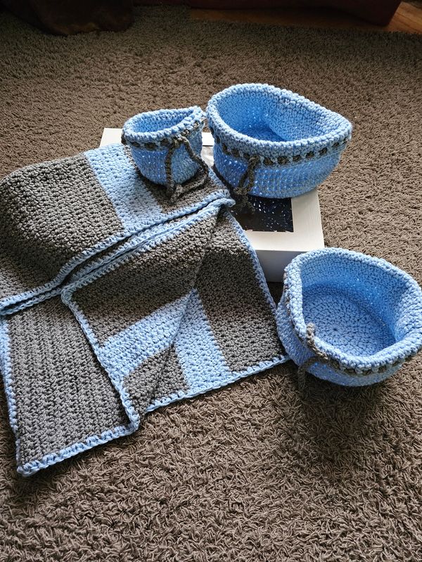 Kocyk niemowlęcy robiony na szydełku plus koszyki i przytulanka