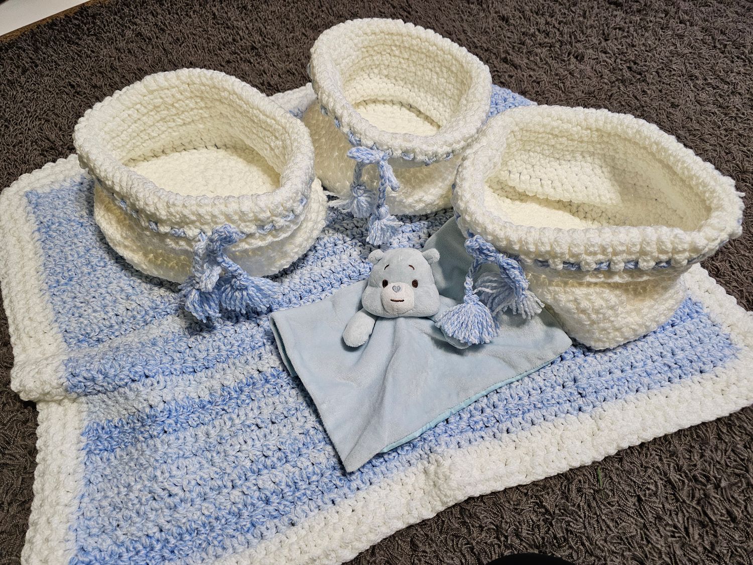 Kocyk niemowlęcy robiony na szydełku plus koszyki i przytulanka
