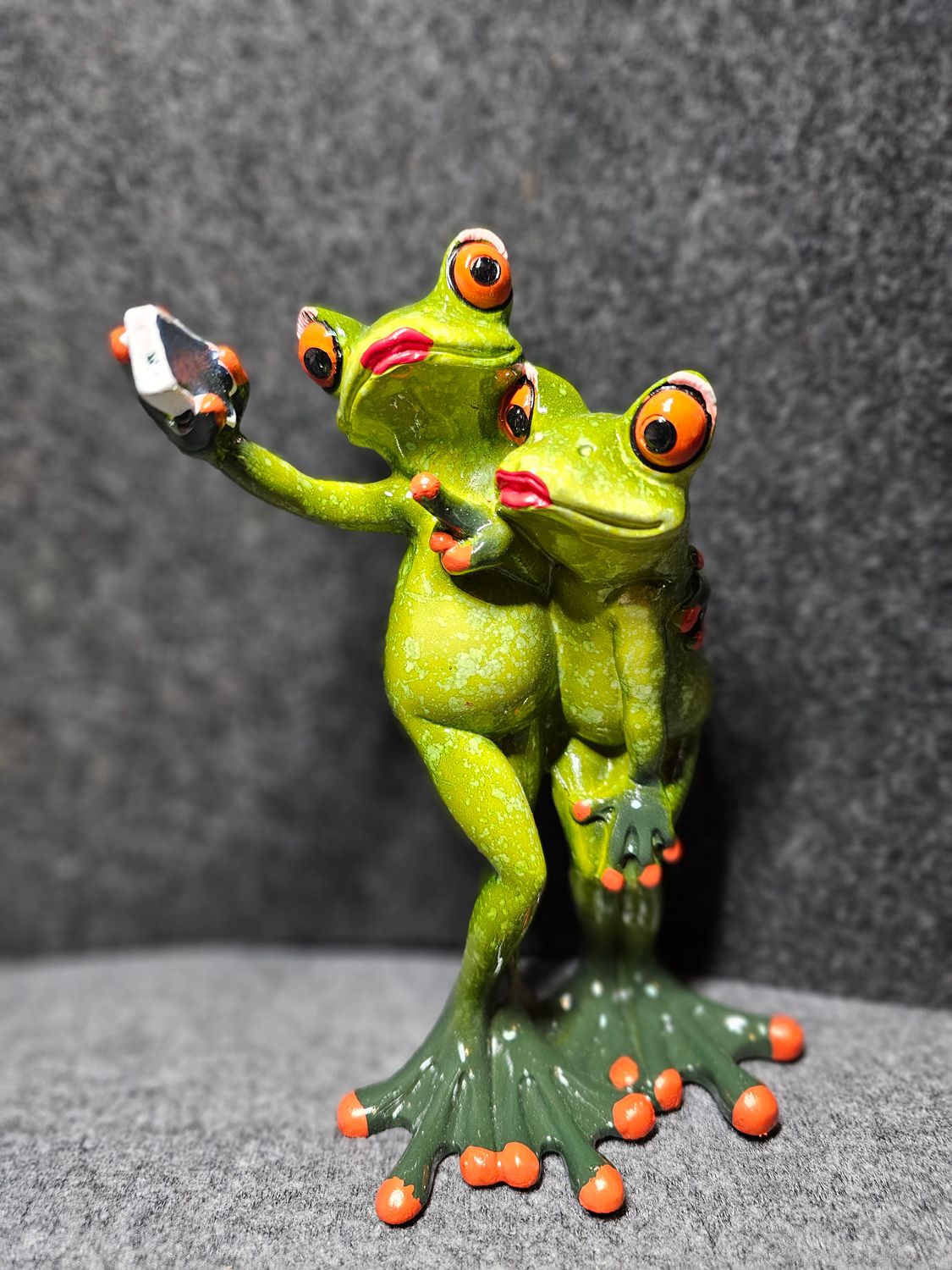 Żabki para robiące selfie