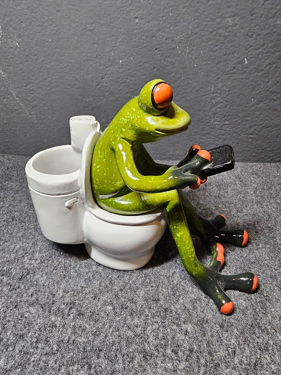 Żaba na toalecie