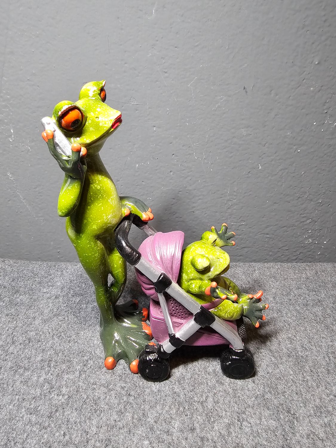 Żaba mama z dzieckiem w wózku