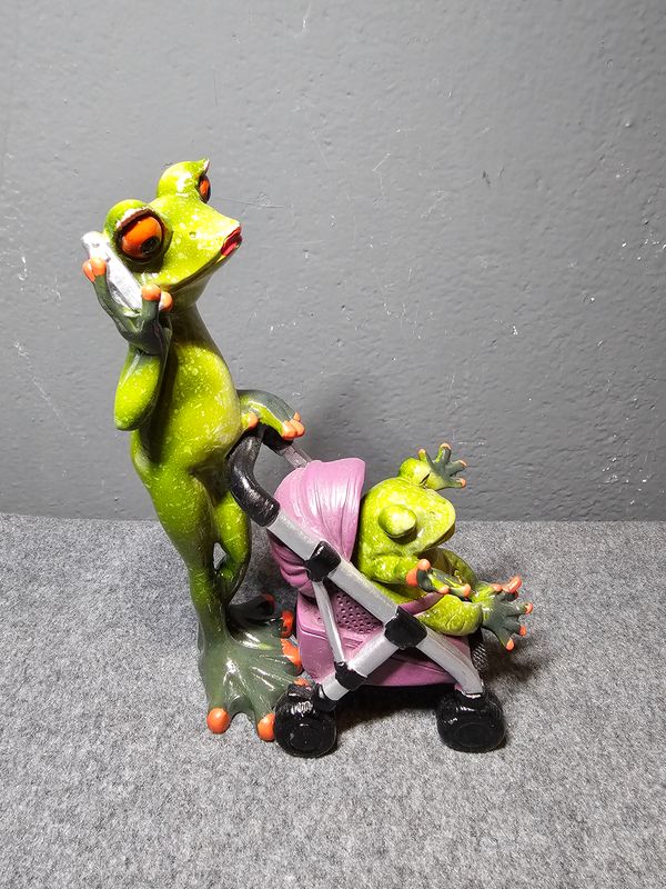 Żaba mama z dzieckiem w wózku