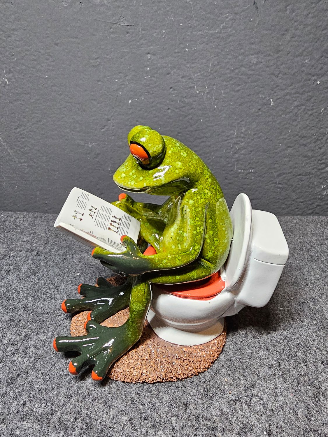 Żaba na wc z gazetą