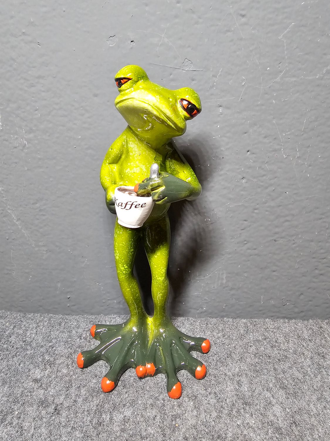 Żaba pijąca kawę