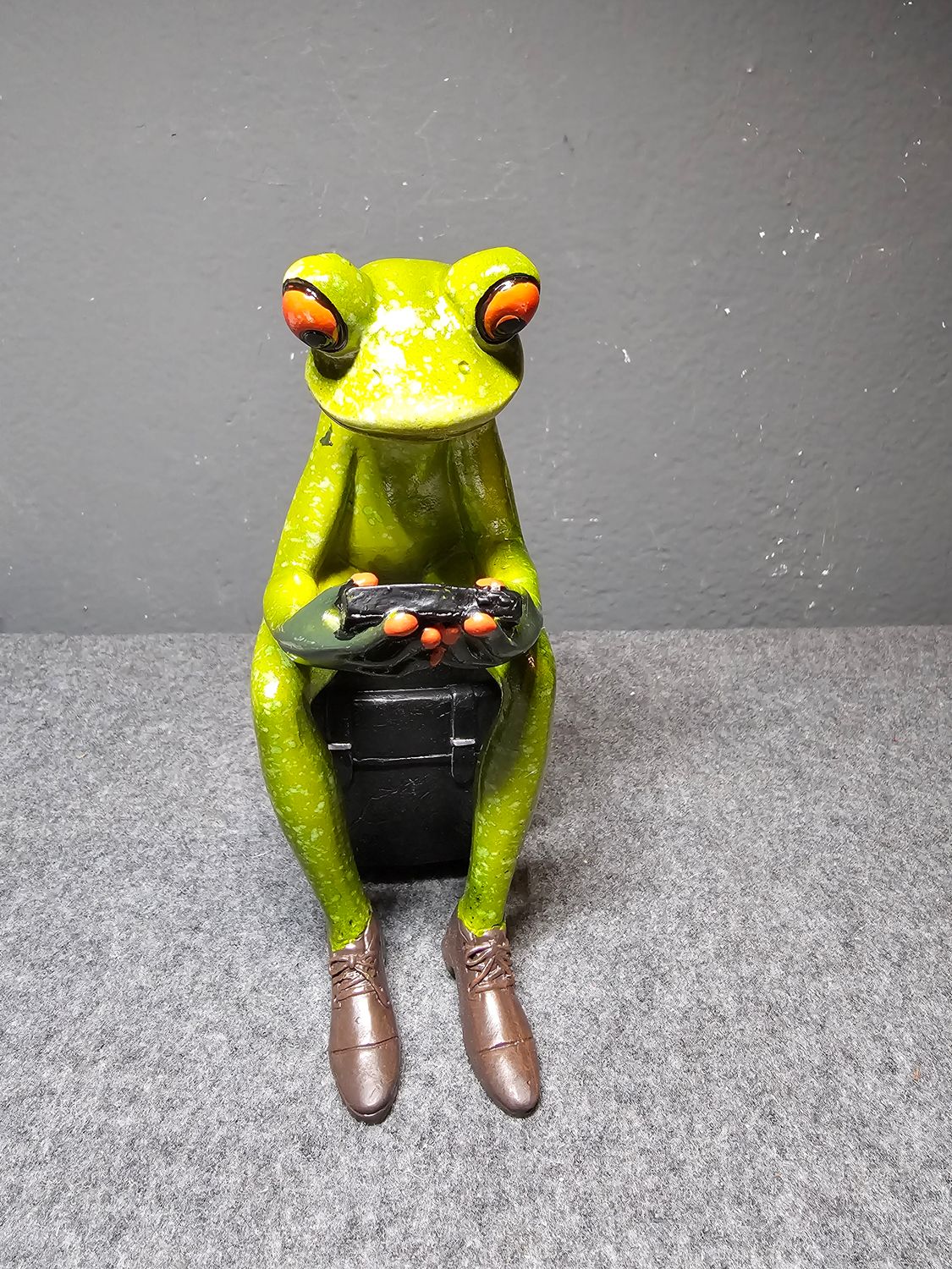 Żaba na walizce z telefonem