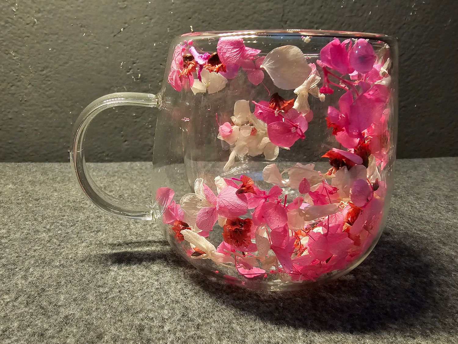 Szklanka podwójna z kwiatkami wewnątrz