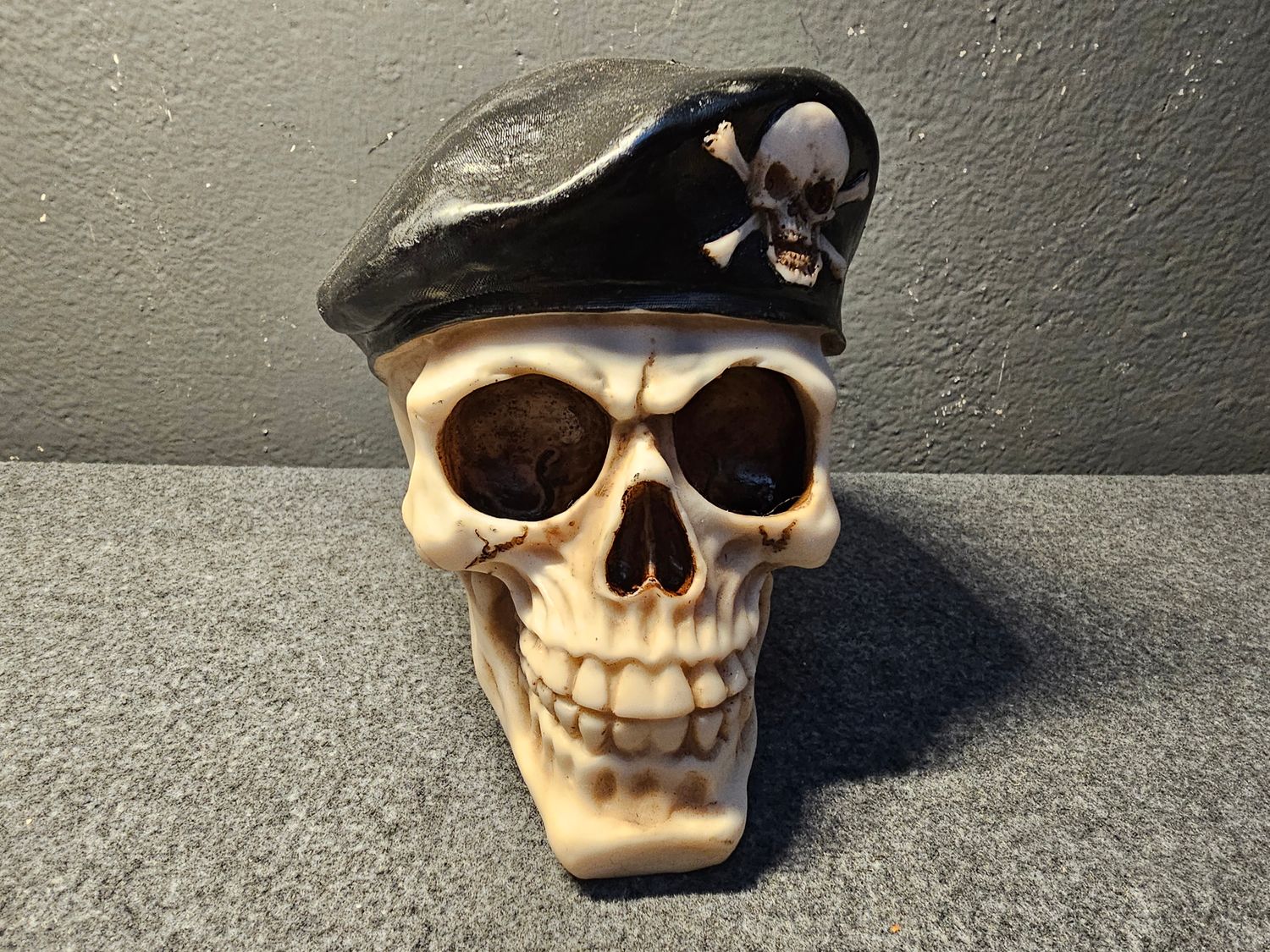 Czaszka w berecie figurka