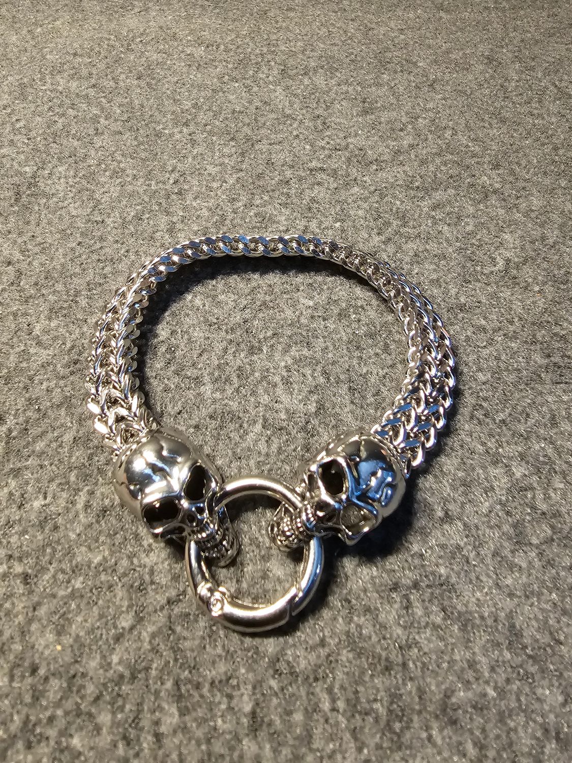 Bransoletka męska z czaszkami