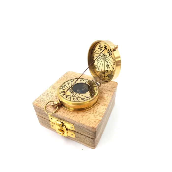 Kompas mosiężny w drewnianym pudełku