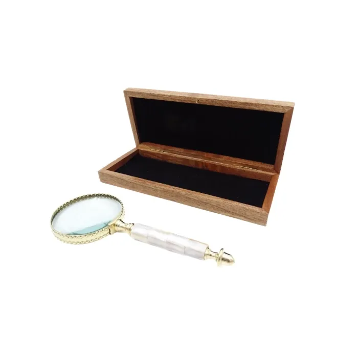 Lupa do czytania w drewnianym pudełku