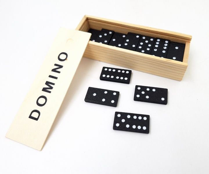 Domino w drewnianym pudełku