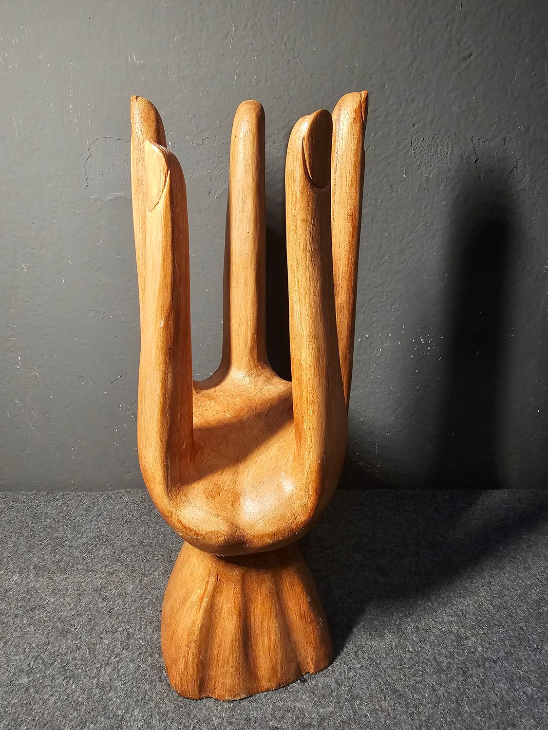 Stojak na butelkę dłoń