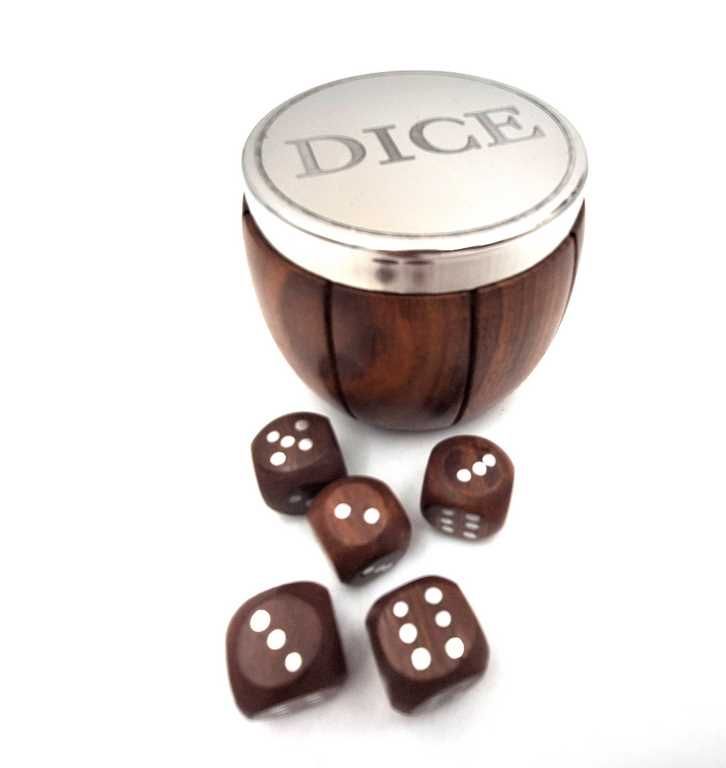 Kości do gry w beczce drewnianej
