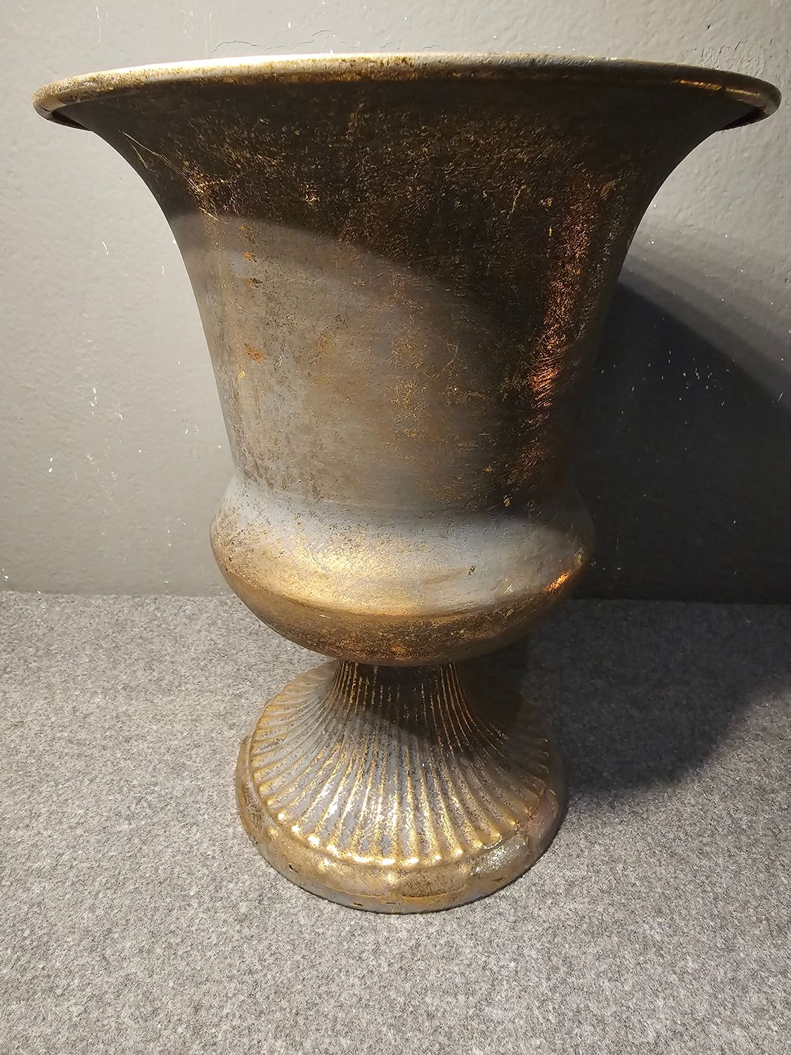 Wazon osłonka metalowa w kształcie kielicha