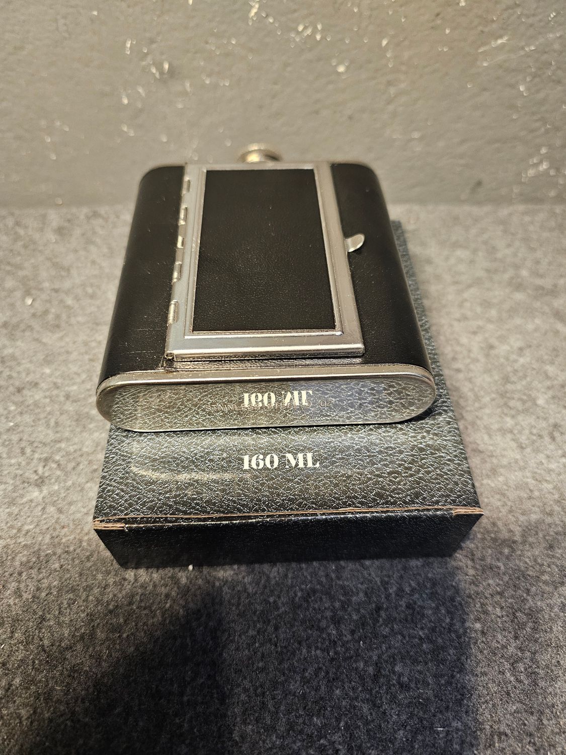 Piersiówka z papierośnicą