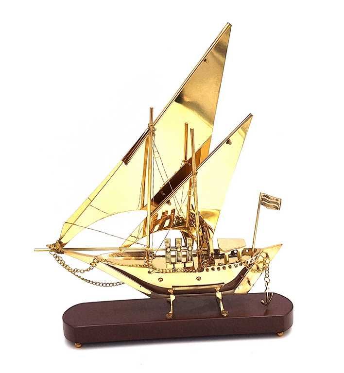Okręt mosiężny na drewnianej podstawie