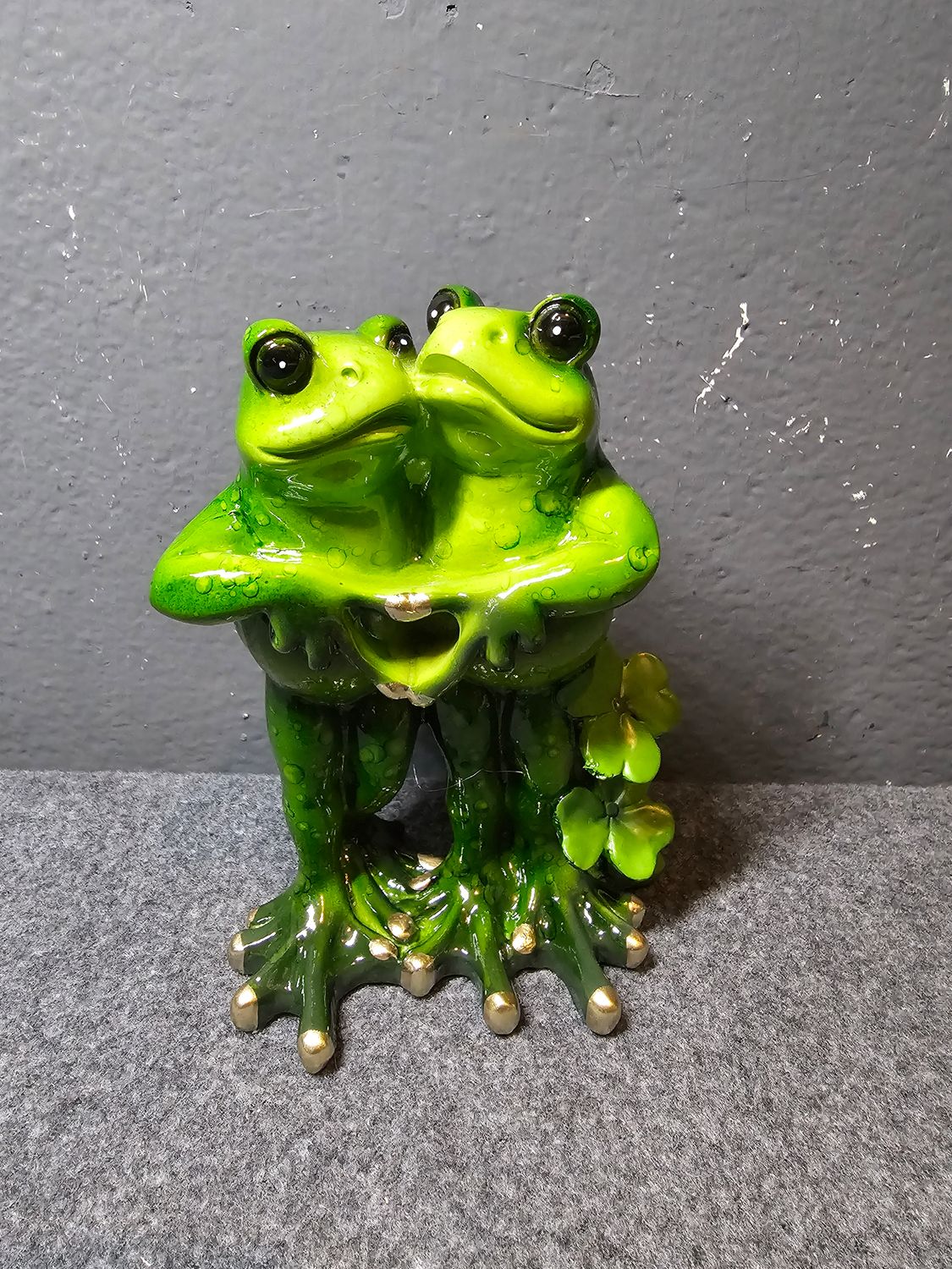 Żaba para otulona koniczynką