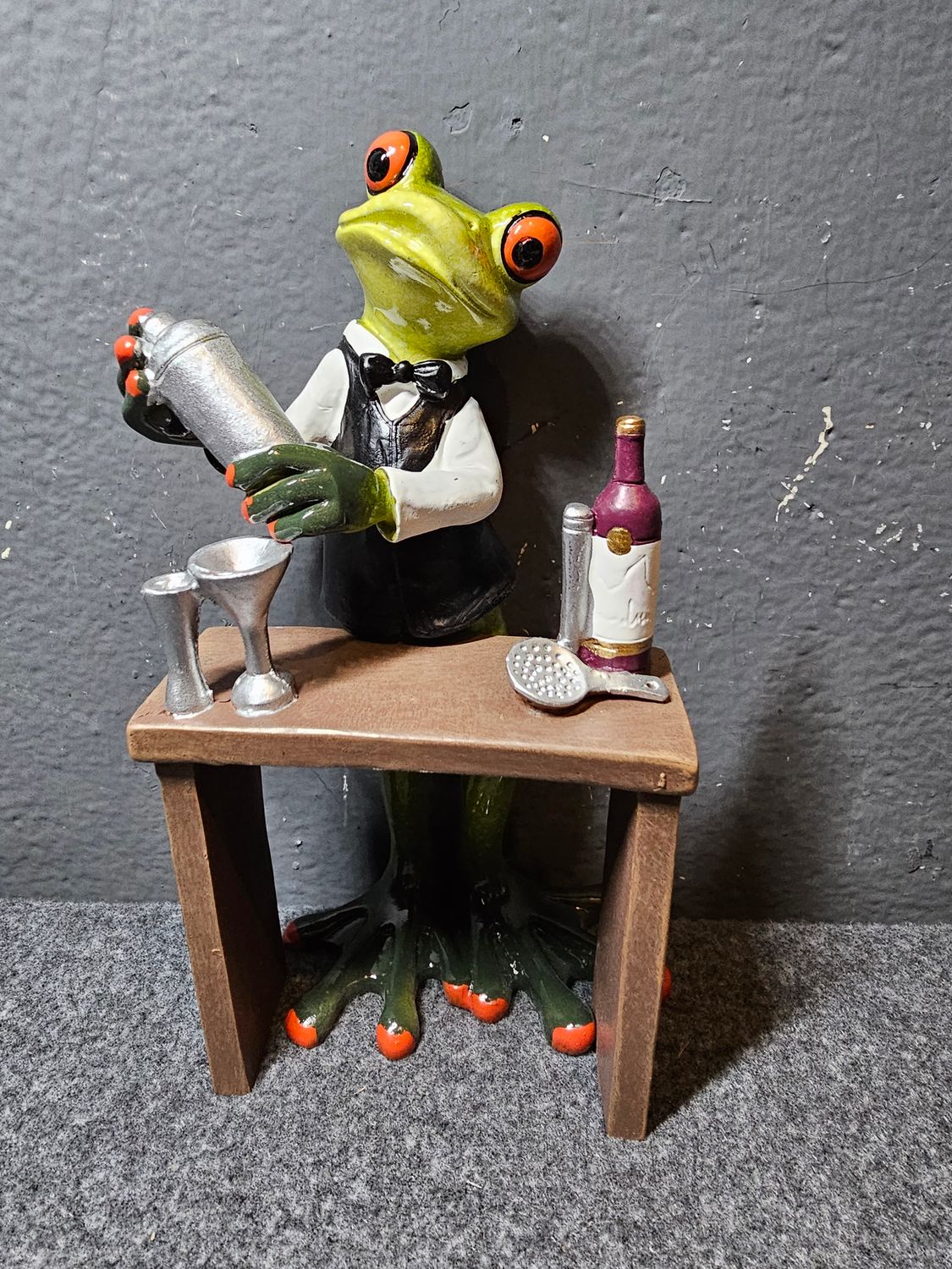 Żaba barman robiąca drinki