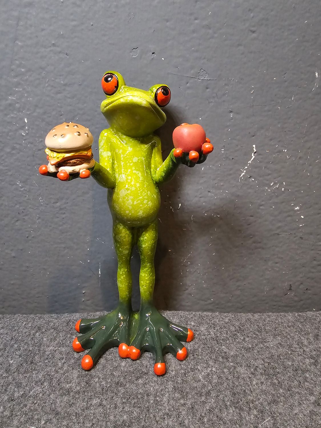 Żaba z bułką i jabłkiem