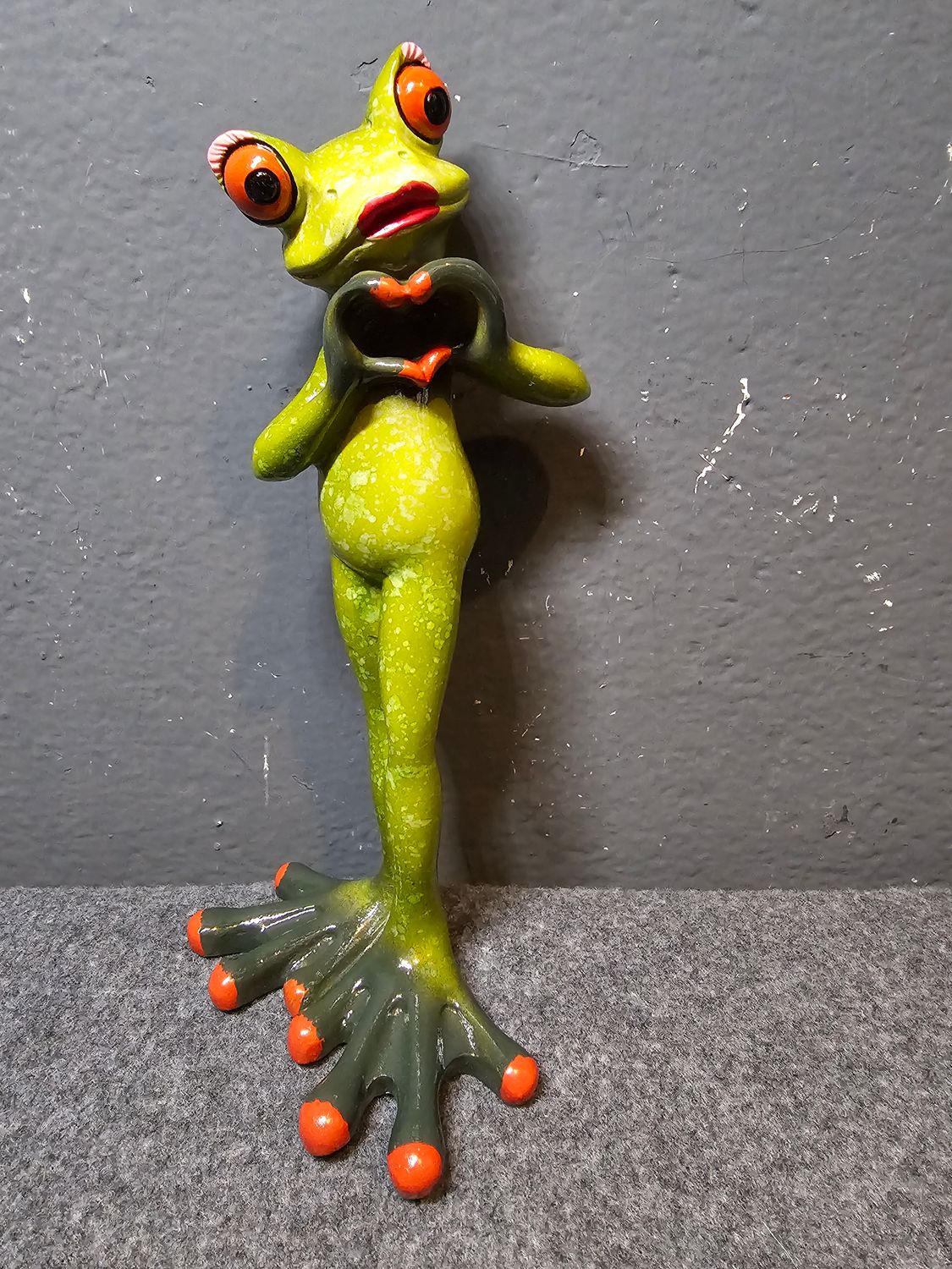 Żaba dziewczyna robiąca serce