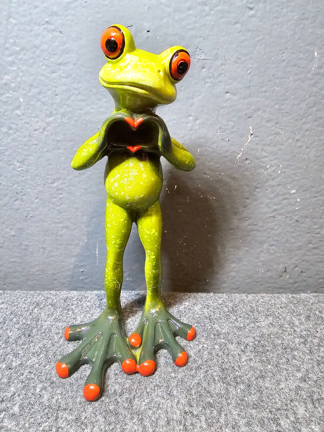 Żaba chłopiec robiący serce