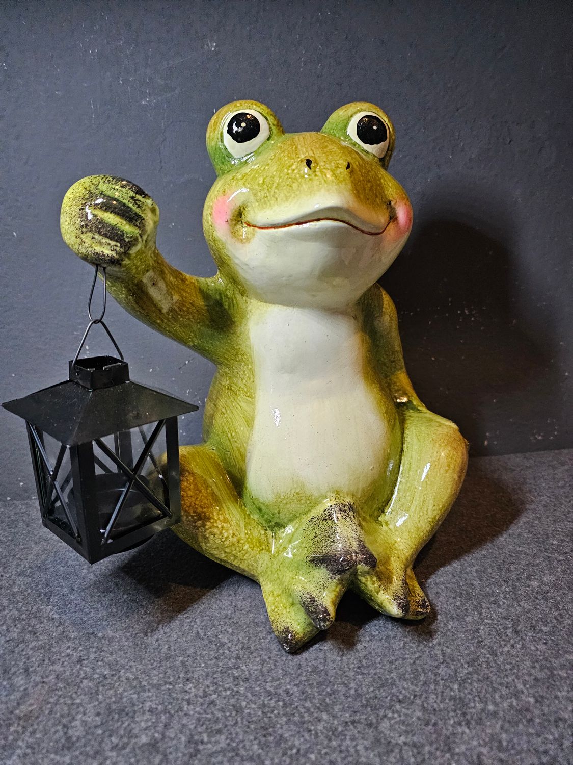 Żaba ogrodowa z latarnią