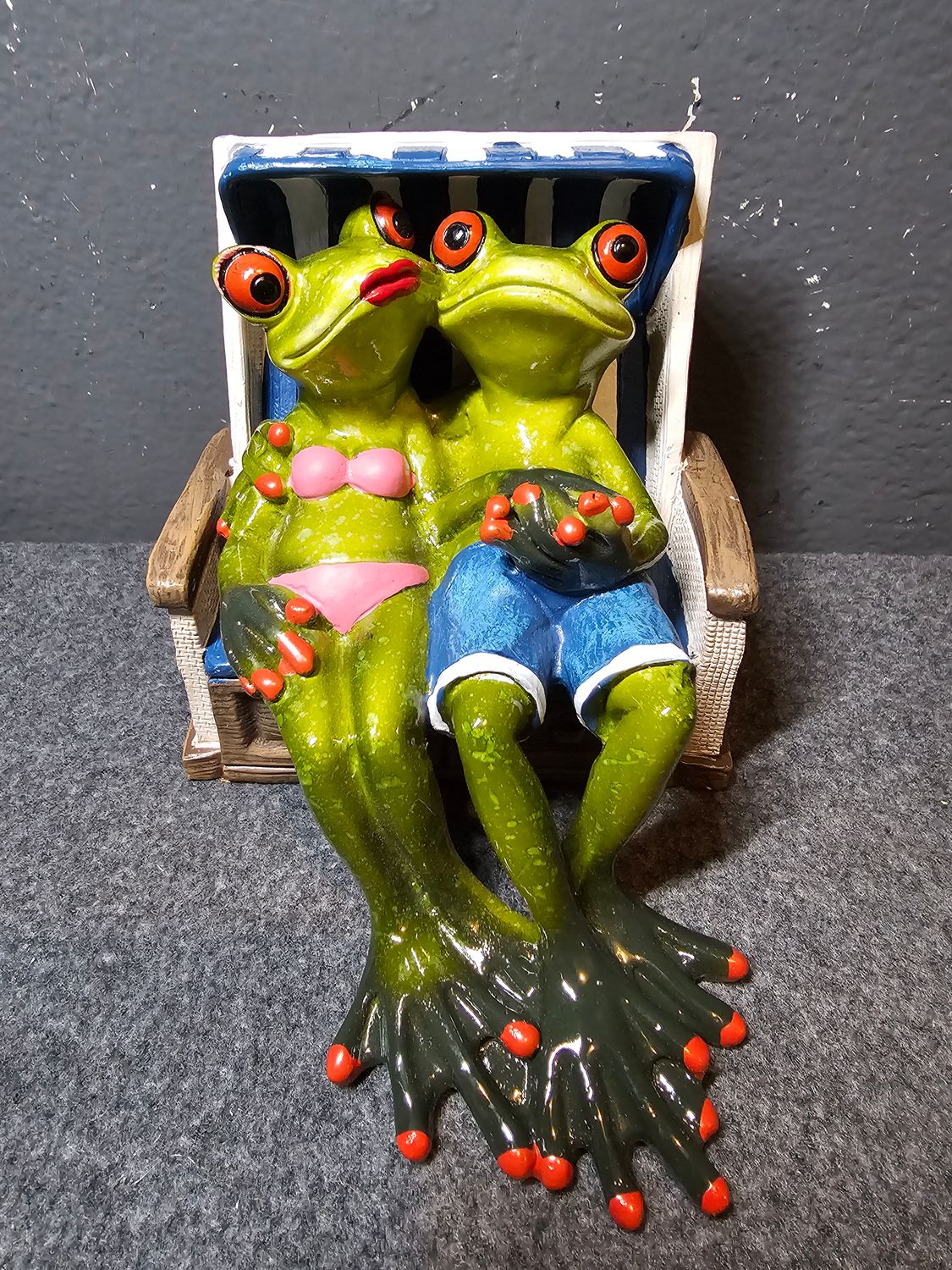 Żaba para w koszu plażowym