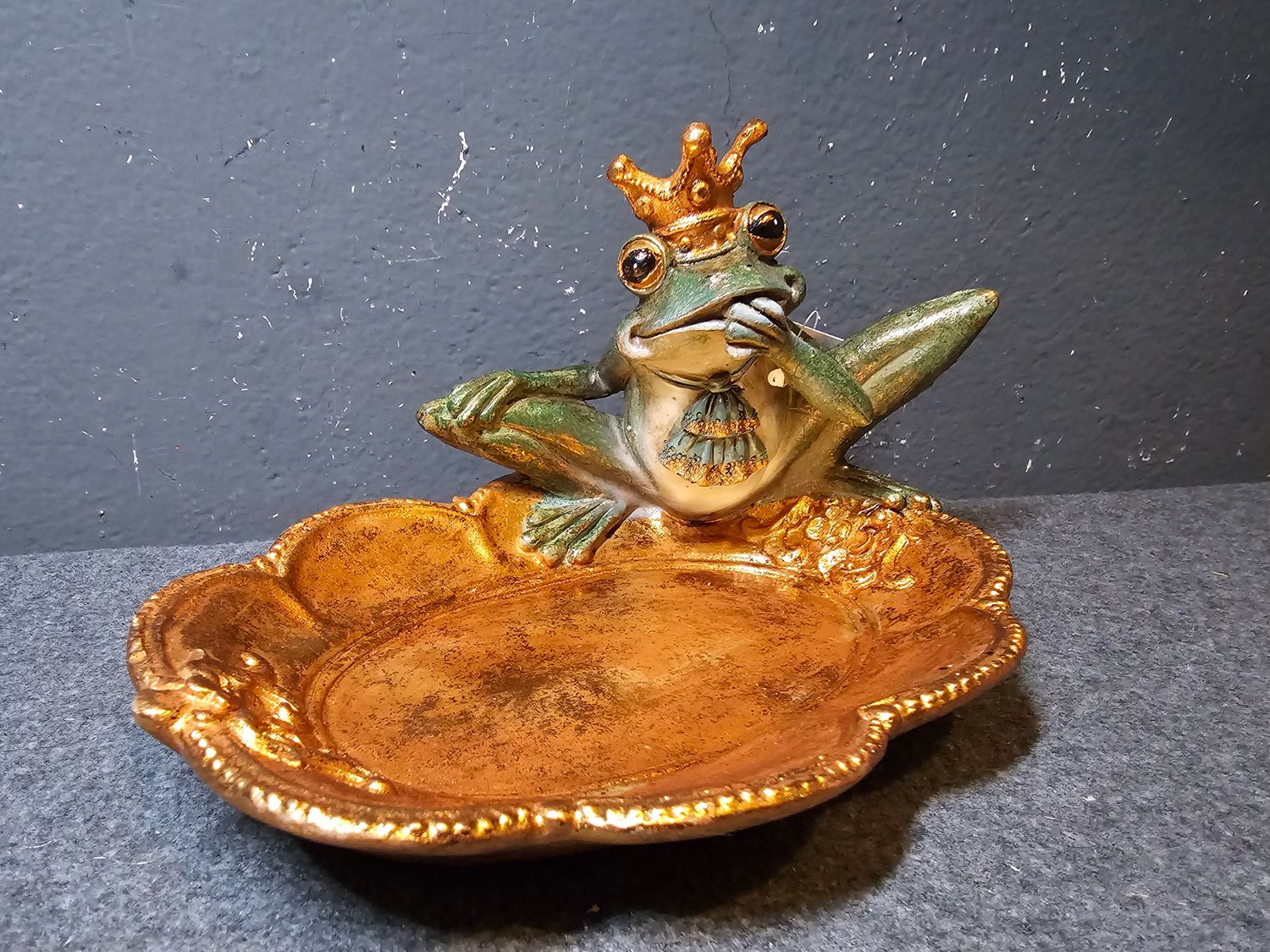 Żaba królowa na półmisku