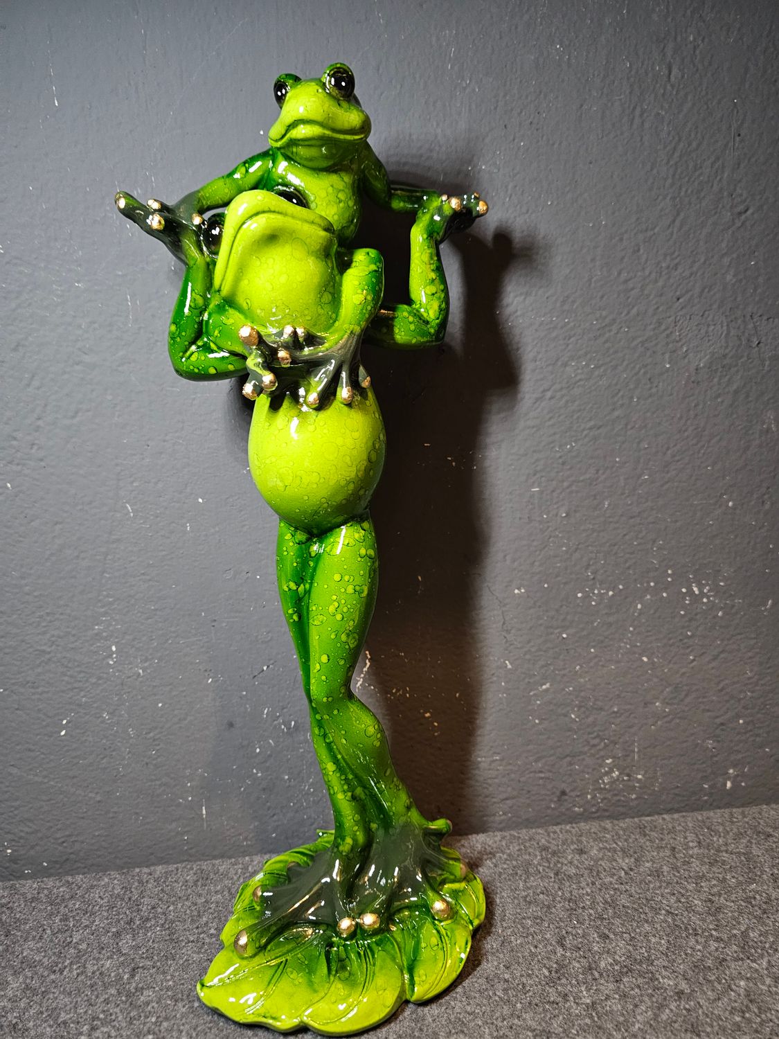 Żaba duża z dzieckiem na barana