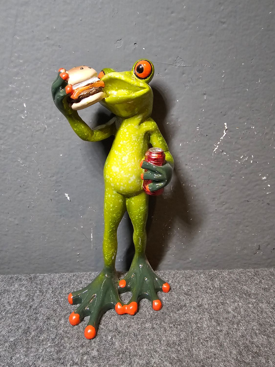 Żaba z hot dogiem i puszką