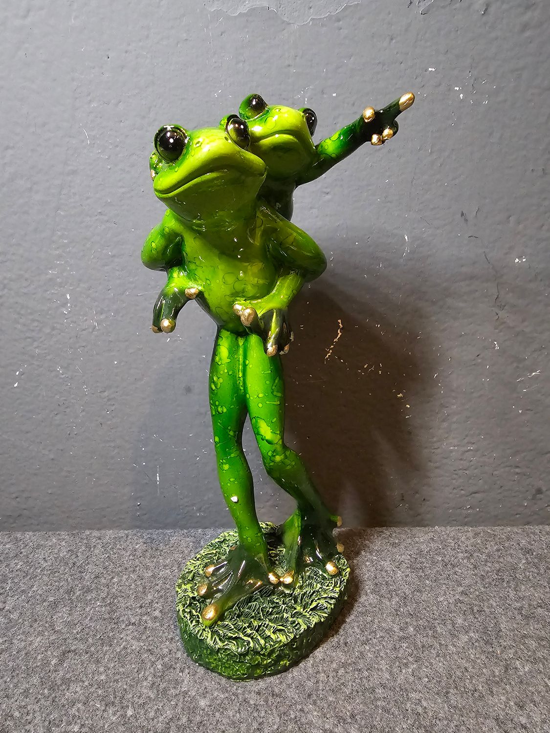 Żaba z dzieckiem na barana