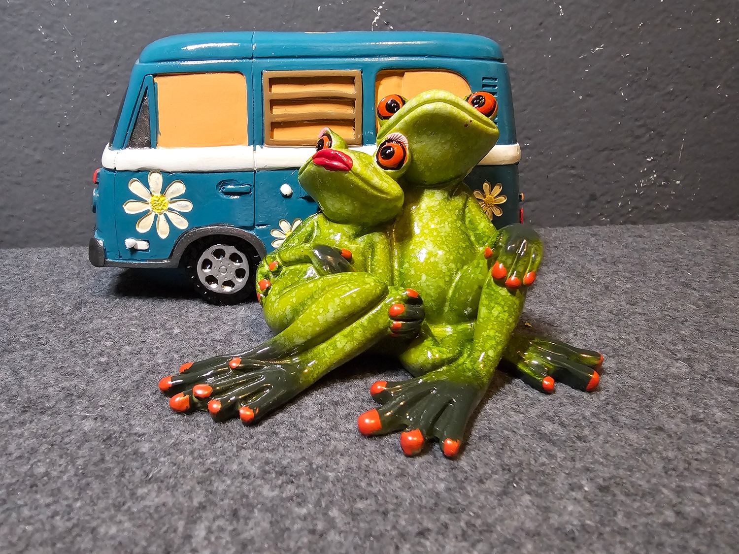 Żaba para podróżująca busem