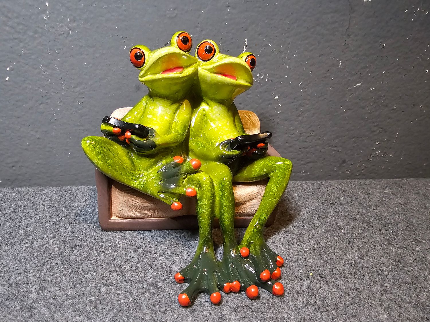 Żaba para na sofie grająca w Playstation