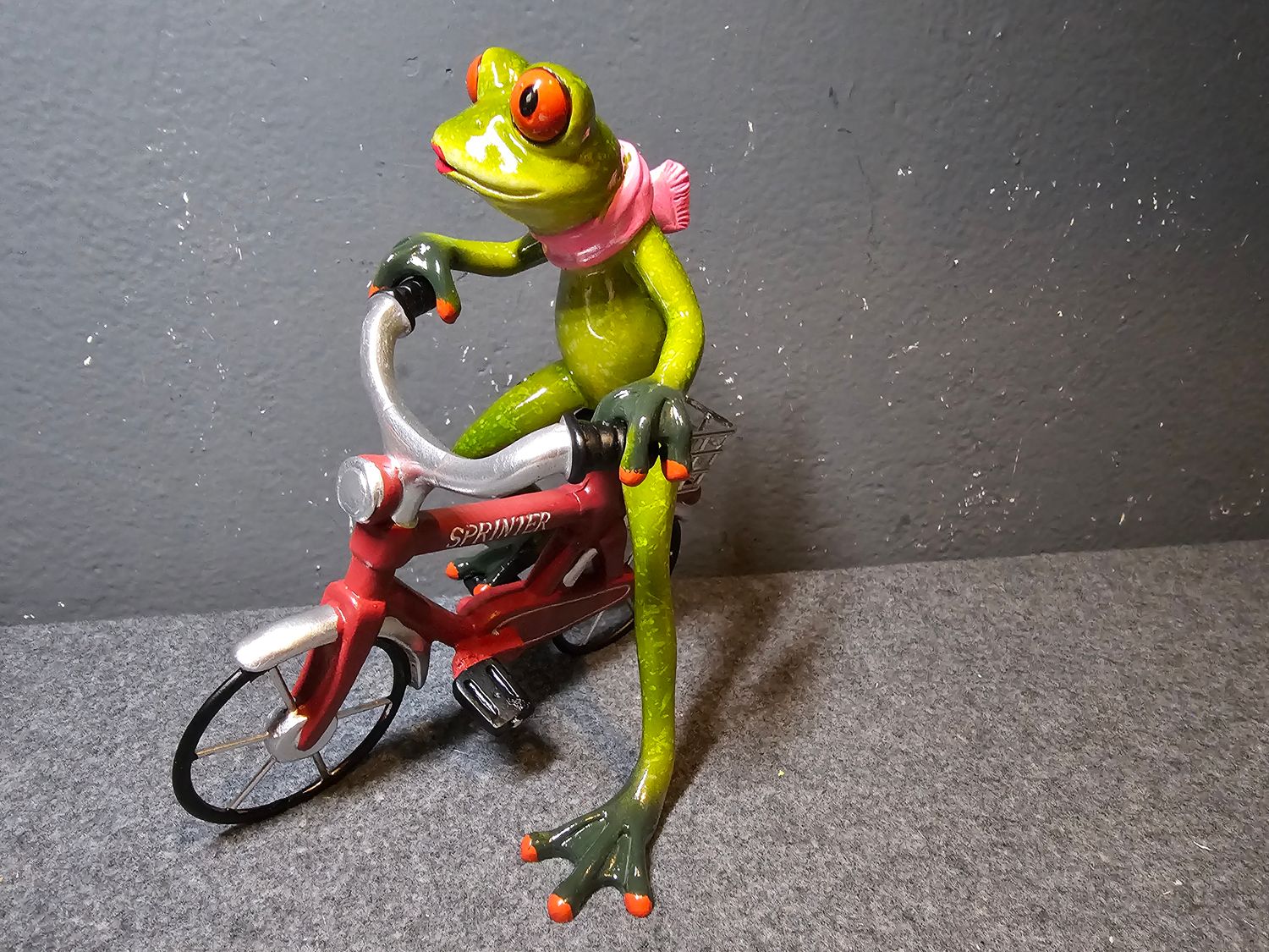 Żaba dziewczyna na rowerze